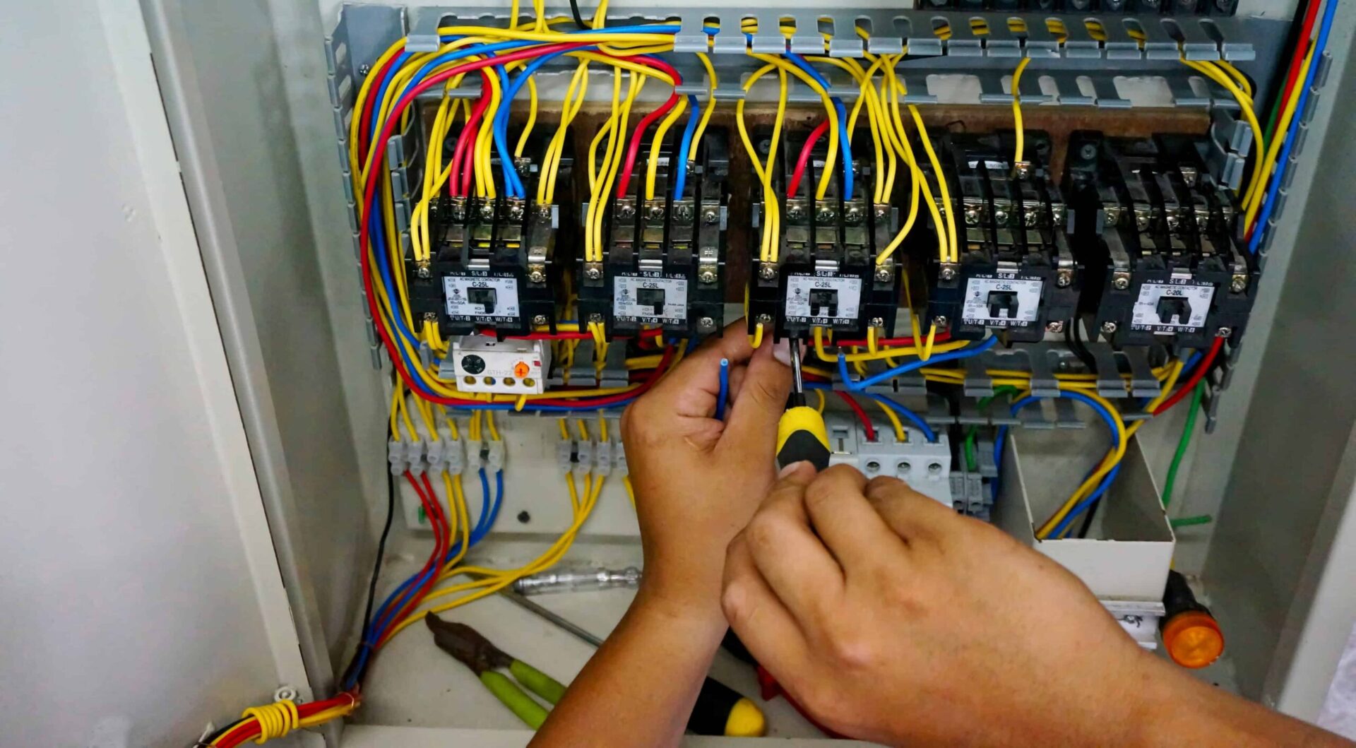 Three Warning Signs of an Overloaded Electrical Circuit - Griff Electric